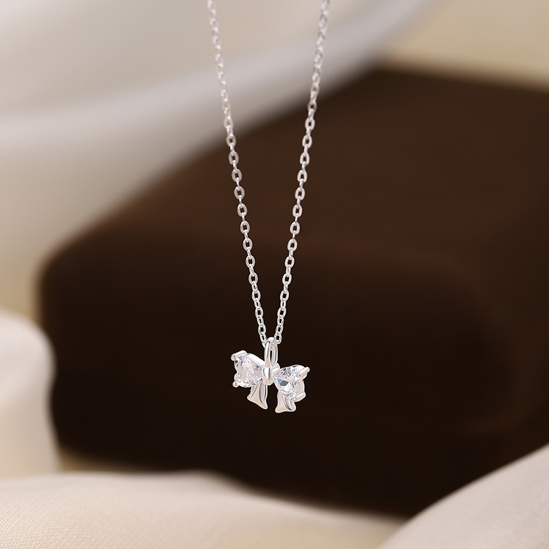 Sterling silver zircon bow necklace, elegant and sweet, a versatile new clavicle chain for young girls.
