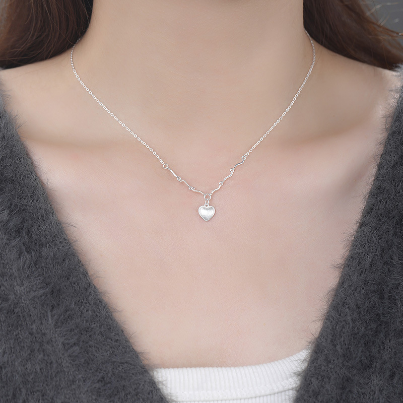 Sterling silver heart-shaped brushed necklace, fresh, artistic, versatile, and fashionable clavicle chain.
