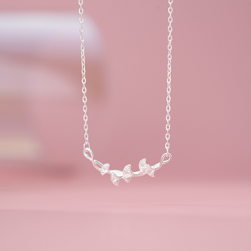 Apricot leaf necklace, sweet and girlish, elegant and stylish collarbone necklace.