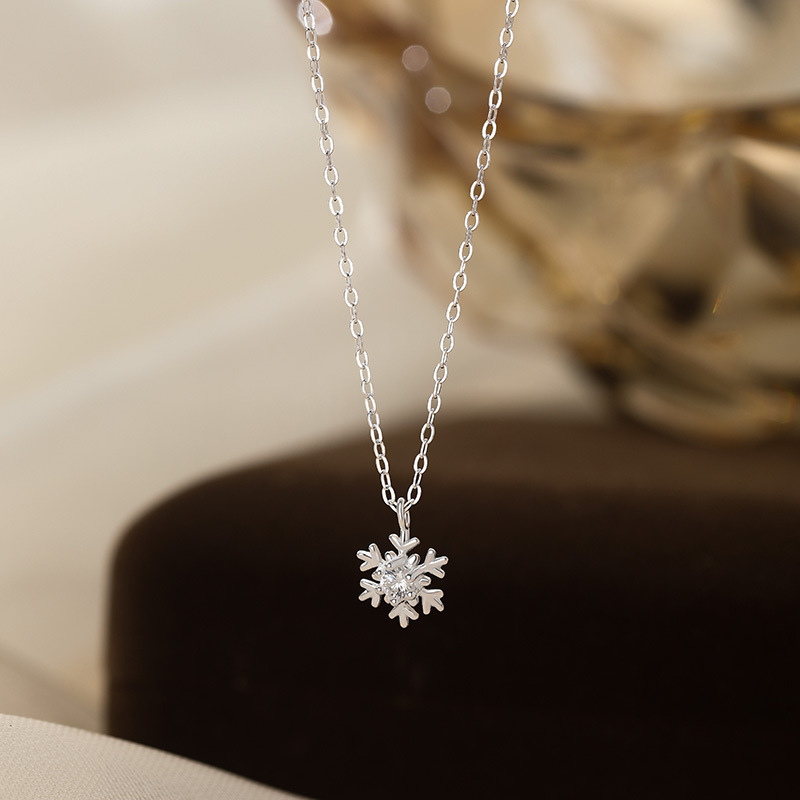 Pure silver autumn/winter new snowflake necklace for women, gentle, sweet and elegant necklace