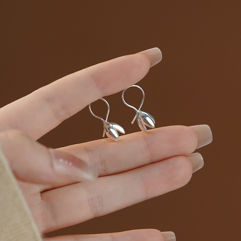 Sterling silver magnolia flower ear hooks, new autumn/winter style, elegant, versatile, fresh, niche earrings for pierced ears.