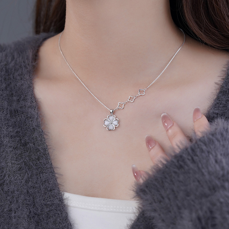 Sterling silver four-leaf clover necklace for women, elegant, simple, unique, and high-end clavicle chain.