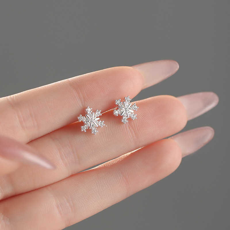 New style of pure silver snowflake earrings, unique, sweet, artistic, versatile and fashionable.
