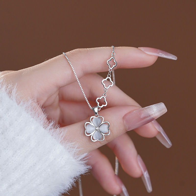 Sterling silver four-leaf clover necklace for women, elegant, simple, unique, and high-end clavicle chain.