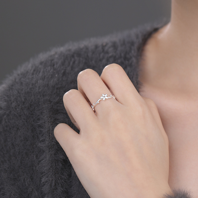 Sterling silver flower ring, sweet and refreshing, adjustable and elegant jewelry.