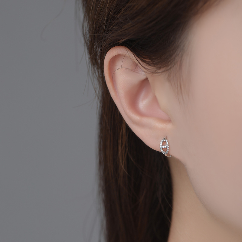 Sterling silver unique pig nose earrings for women, fashionable and versatile, niche design, new style.