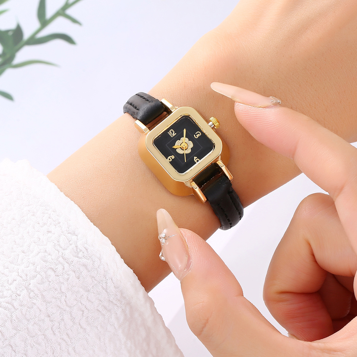 Stylish Leather Strap Floral Quartz Women's Watch Small Square Watch